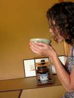 Elise taking part in a tea ceremony at the Nagoya Castle Ruins Tea House 